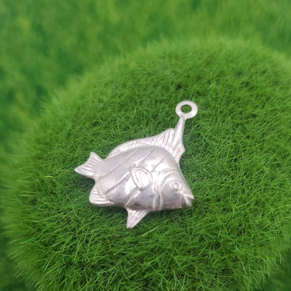 Silver Tone Fish Pendant Charm P327
